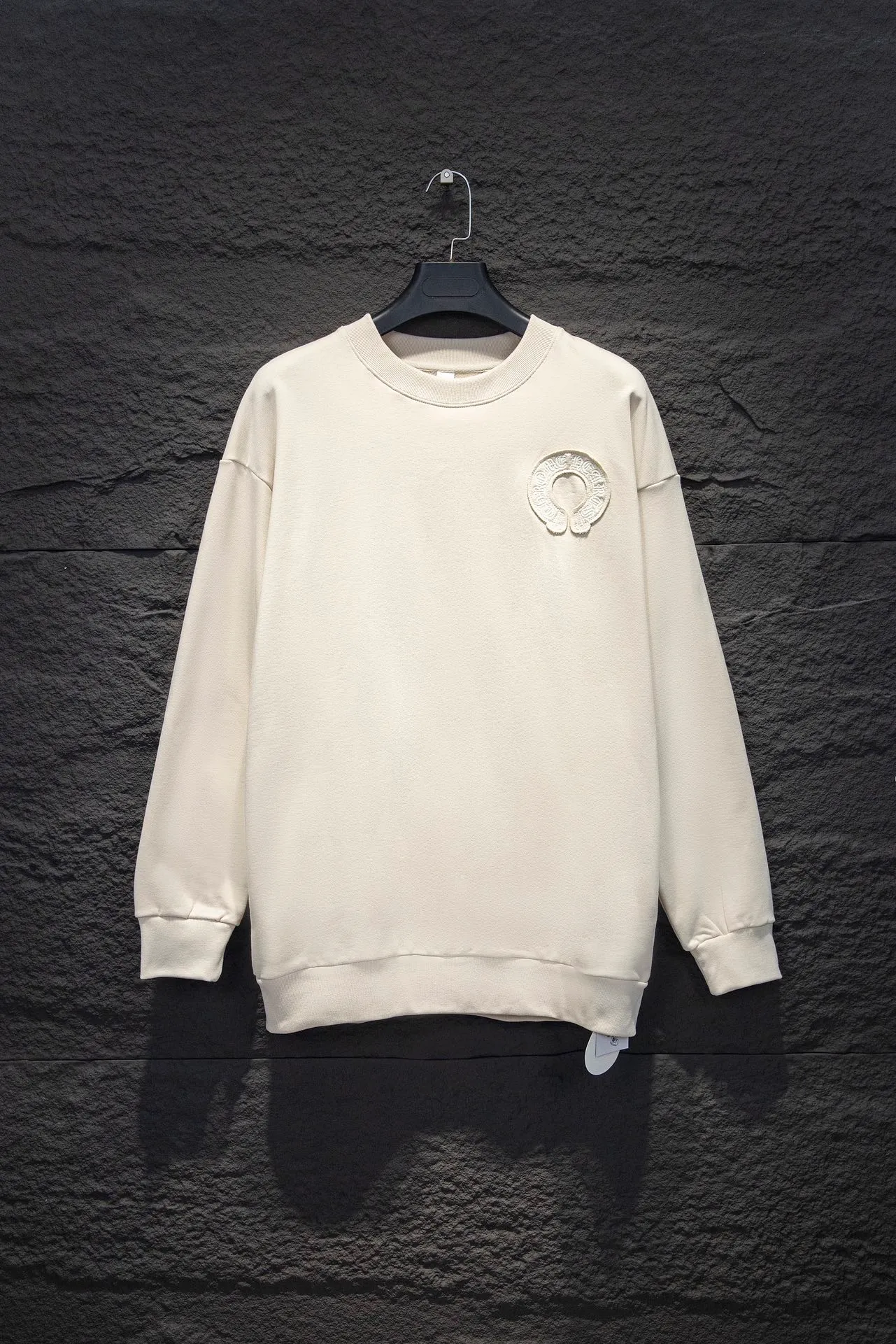 P260 🆕Chrome Hearts Home 420 grams, different from the market, texture is incomprehensible, os version is really charming, Chrome Home is also really unique, every new season's new product version is to the extreme, very practical, can be worn casually, nice✔️ - ⚠️100% cotton, using custom-dyed terry cotton sweatshirt surface, 420g double yarn, comfortable feel Made from imported knitting needle carded cotton, the thickness is moderate, drapey and contoured, making the upper body comfortable! ! It is very tolerant to fat body types and can instantly lose five pounds after wearing it!  Front panel #Back panel hardware elements# The English letters are arranged artistically. Imported Tajima high-density heavy-duty embroidery technology. The fonts are three-dimensional and full. The body is treated with washed and distressed elements, which greatly increases the interest of the clothing; unique visual effects.  Hem Loose closing Double-layer fabric Good closing effect Exquisite hemming Color: washed black, apricot Size: S-M-L-XL